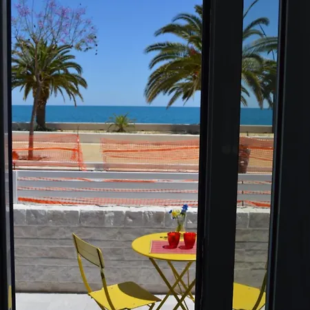 Апартаменты Fronte Mare Alba Chiara - & Flats *
